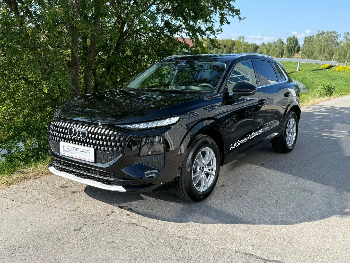 Audi Q3 TFSI 110 kW  intense Schwarz - 1