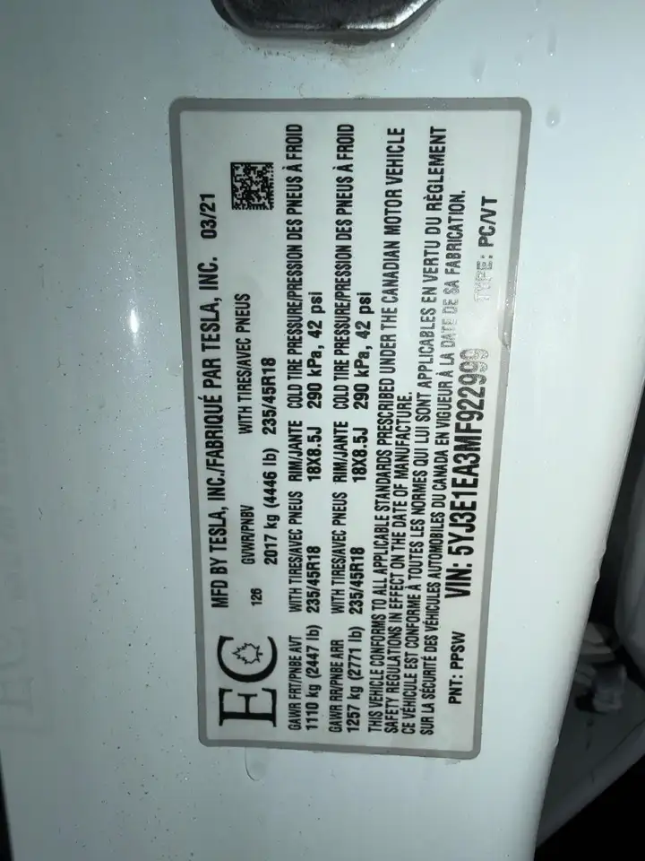 Tesla Model 3 снимка Tesla Model 3