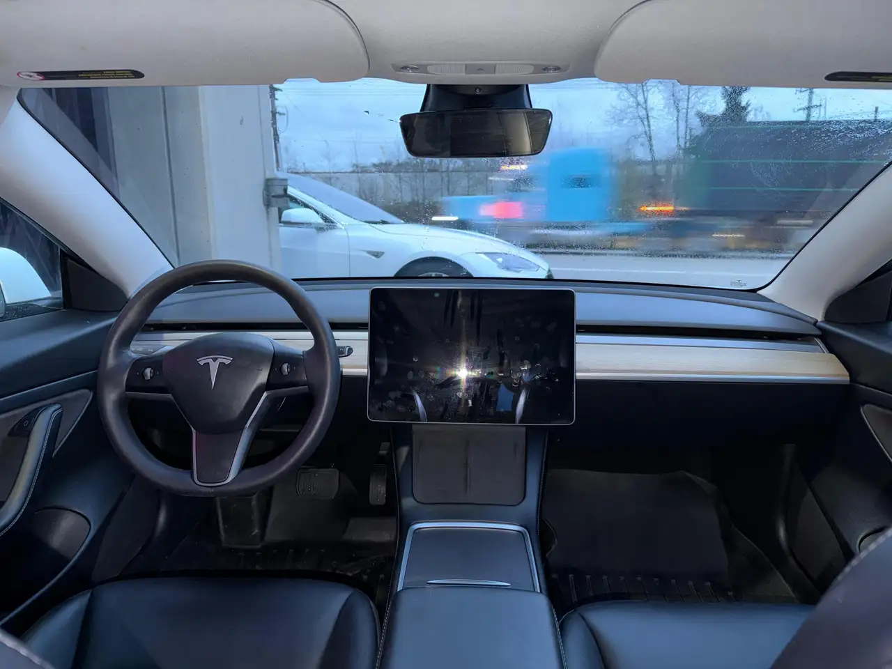 Tesla Model 3 снимка Tesla Model 3