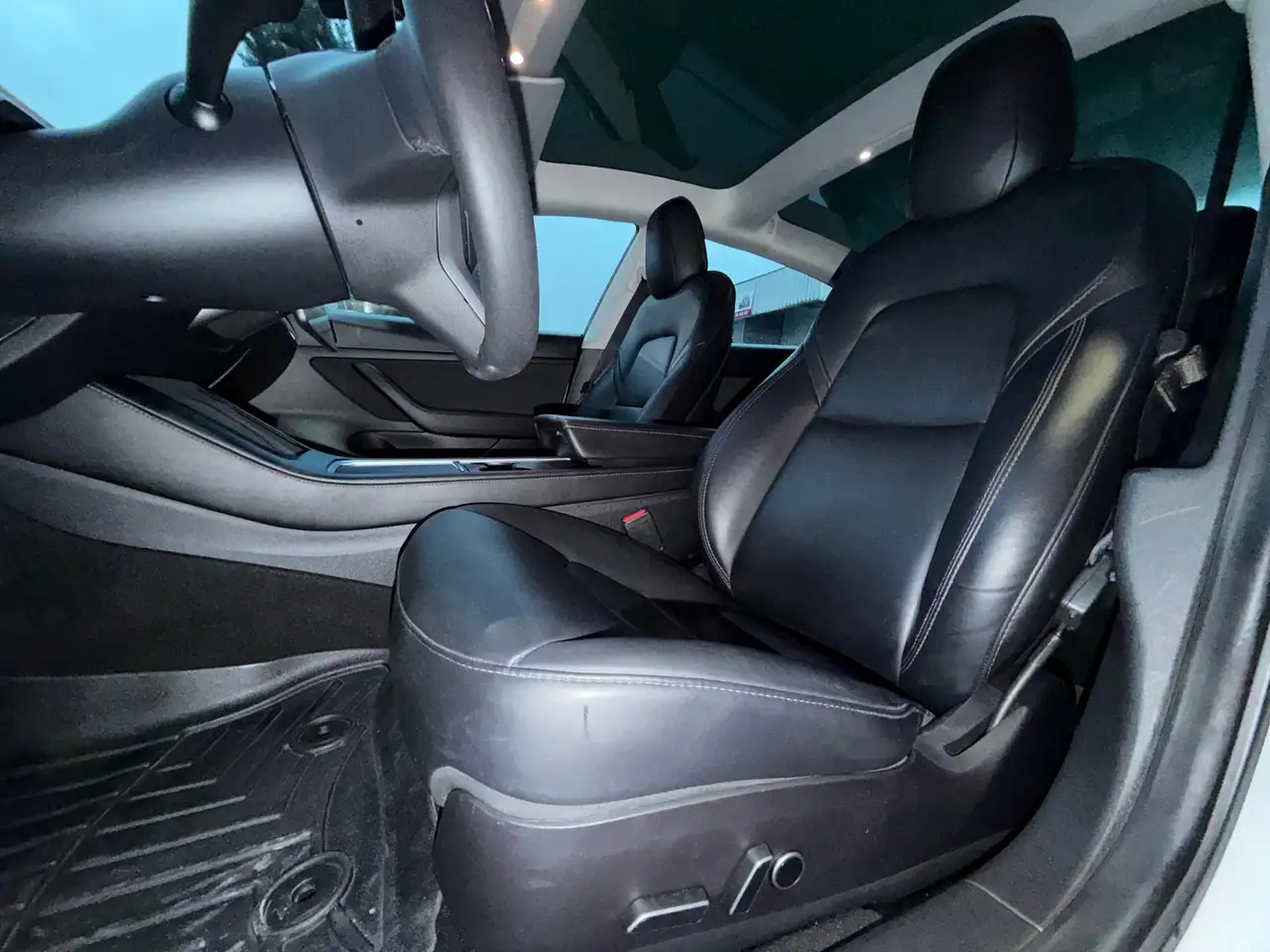 Tesla Model 3 снимка Tesla Model 3