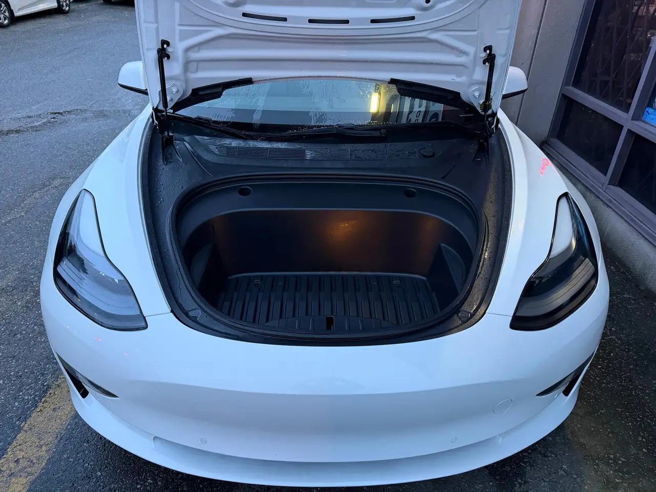 Tesla Model 3 снимка Tesla Model 3