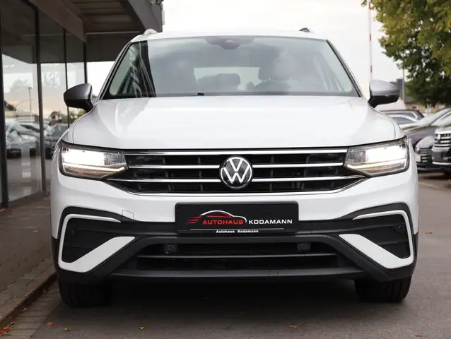 Volkswagen Tiguan Allspace view 4