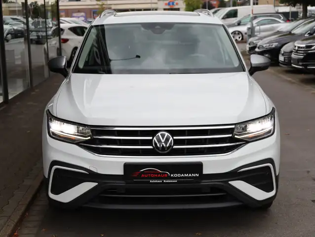 Volkswagen Tiguan Allspace view 3