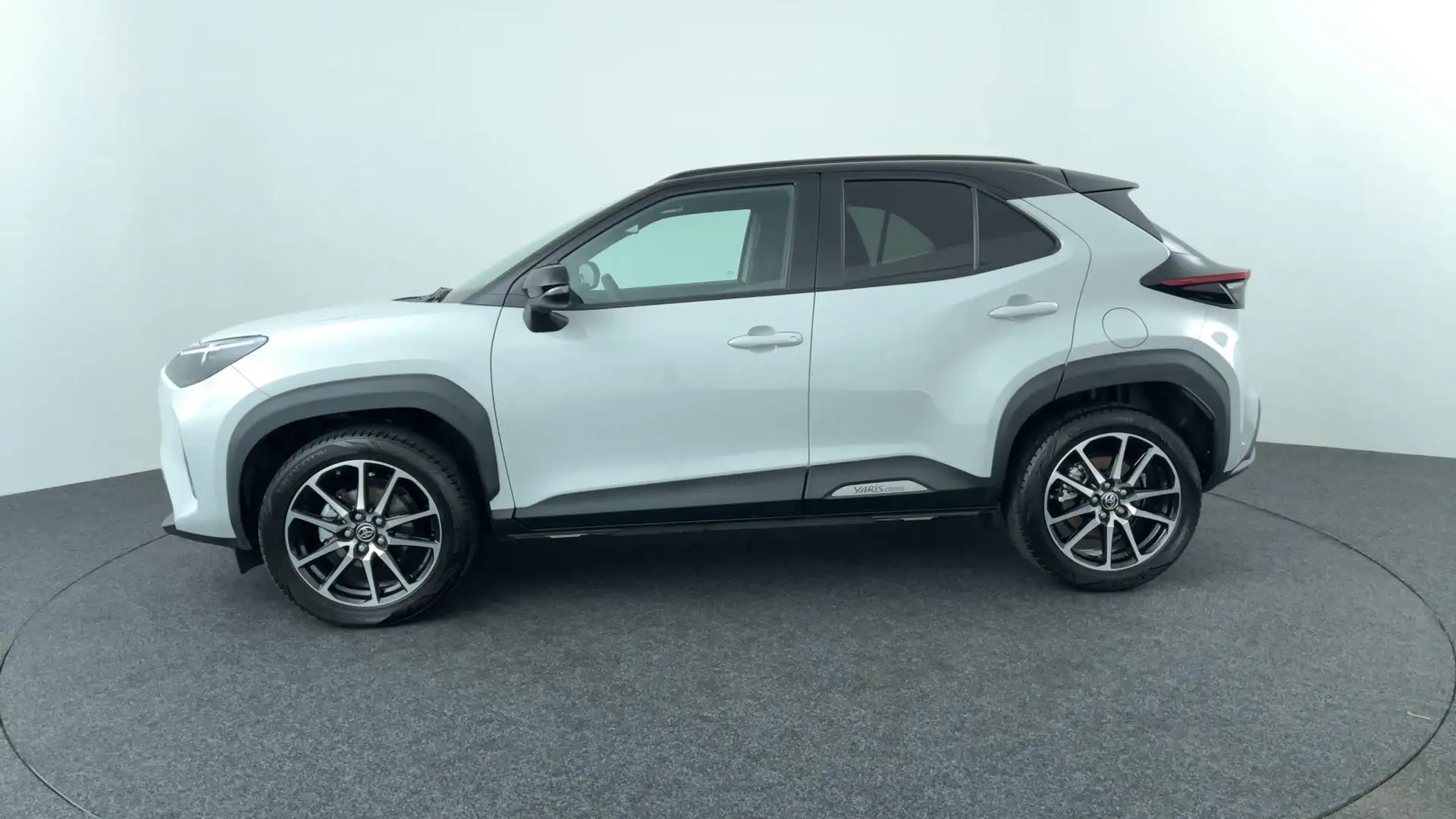 Toyota Yaris Cross 1.5 Hybrid 130 GR Sport GR-Plus Pack / JBL / HUD Grijs - 2