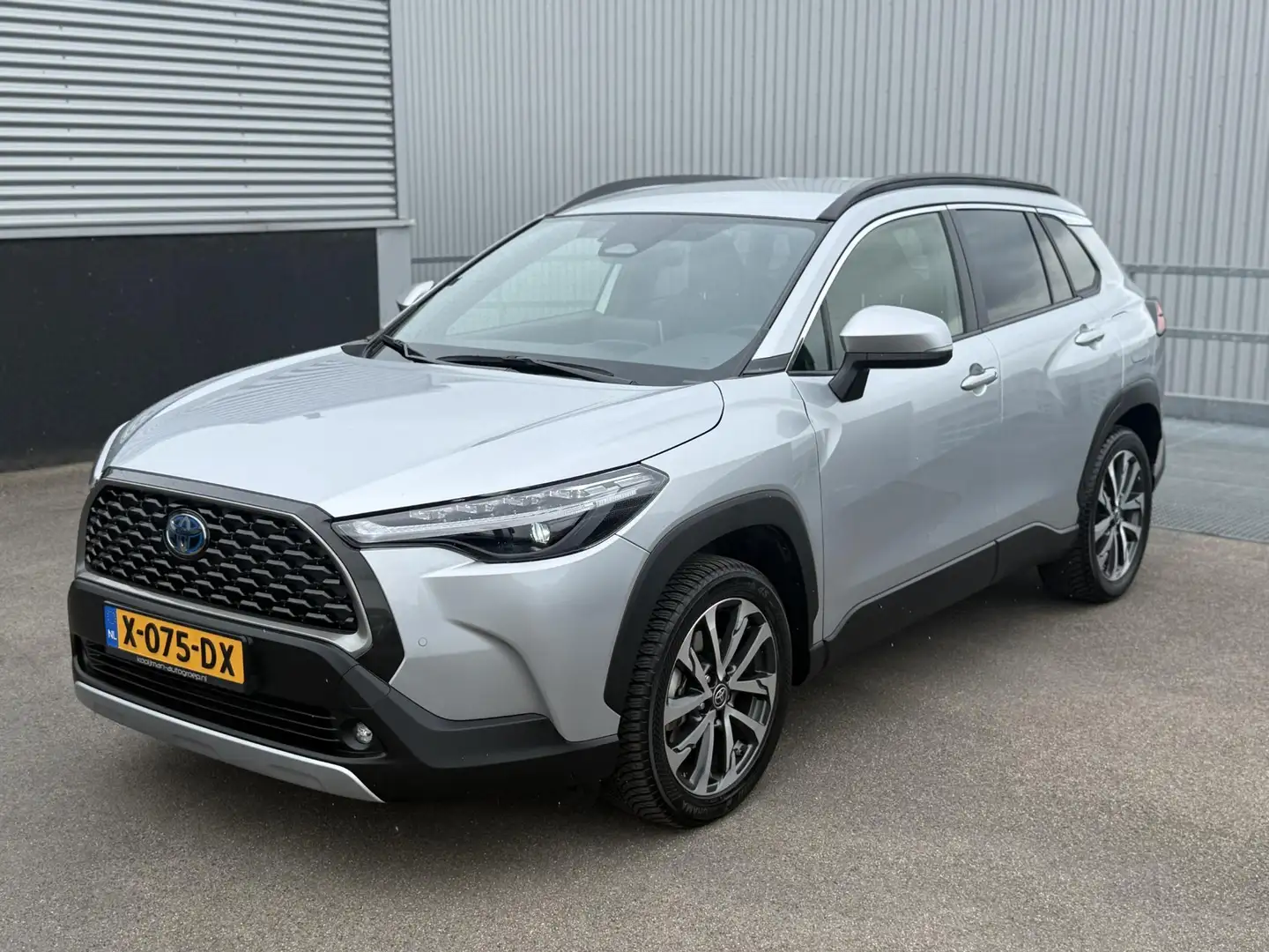 Toyota Corolla Cross Hybrid 200PK Style Automaat Trekhaak, 1e eigenaar Grijs - 2