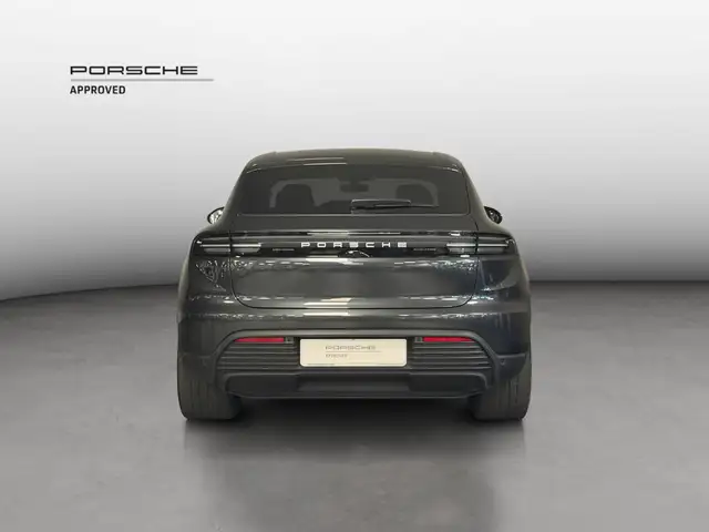 Porsche Macan view 4