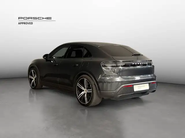 Porsche Macan view 3