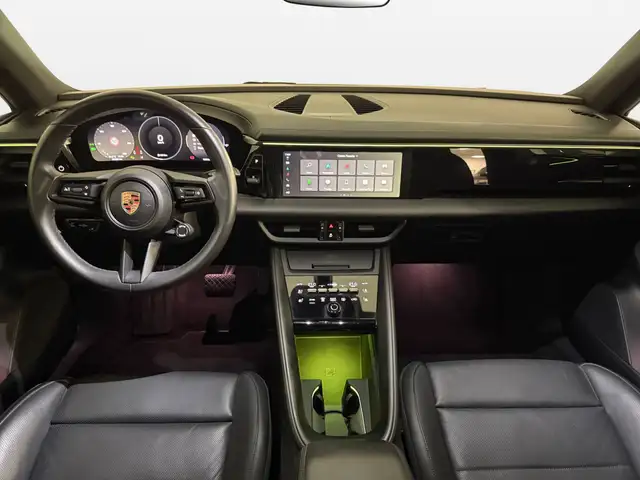 Porsche Macan view 11