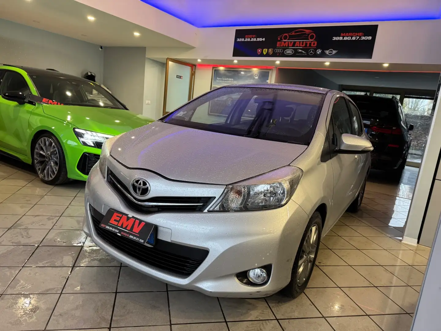 Toyota Yaris 1.0 5 porte Lounge. Gris - 2