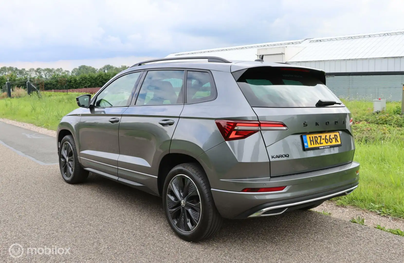 Skoda Karoq 1.5 TSI ACT Sportline / Trekh. / Navi / Carplay Gris - 2
