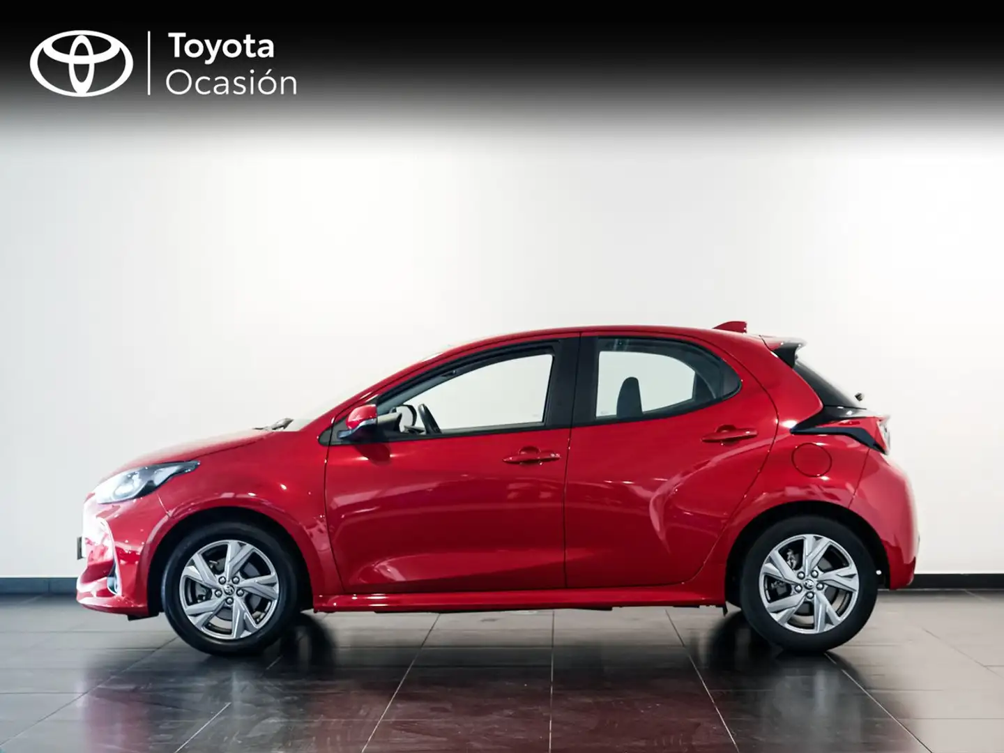 Toyota Yaris 120H Active Plus Rojo - 2