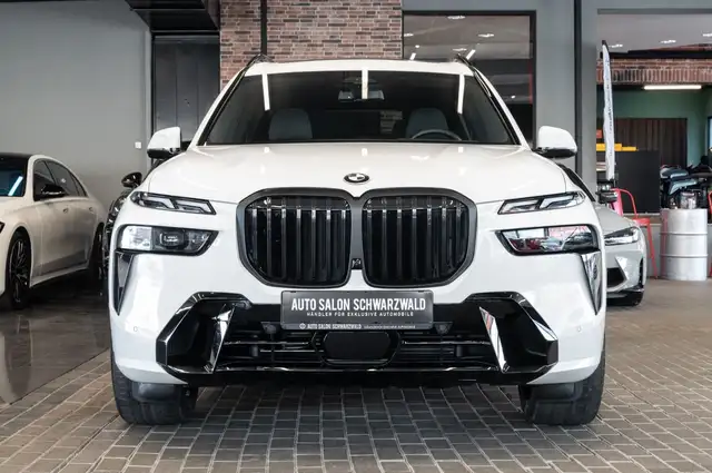 BMW X7 view 5