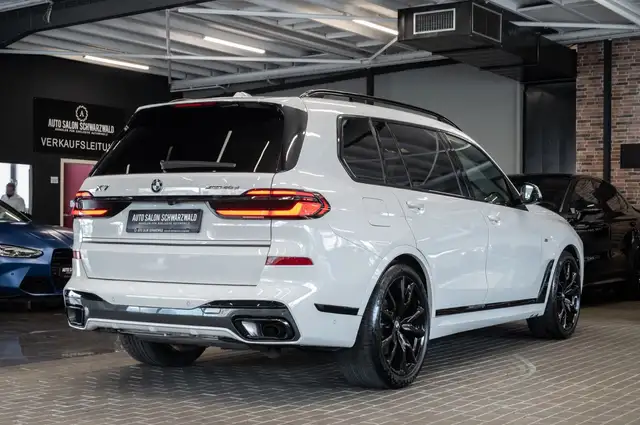 BMW X7 view 7