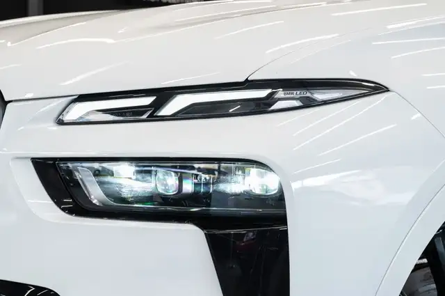 BMW X7 view 4