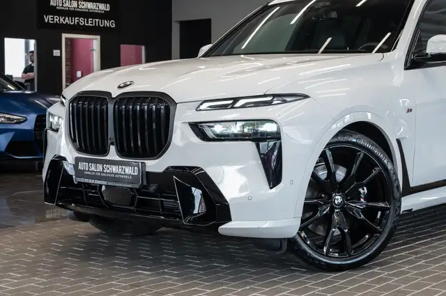 BMW X7 view 3