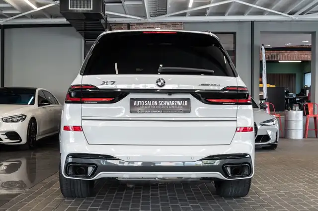BMW X7 view 9