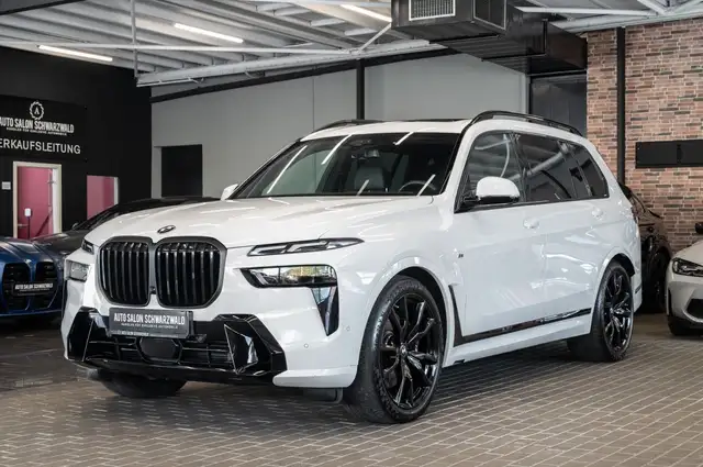 BMW X7 view 2