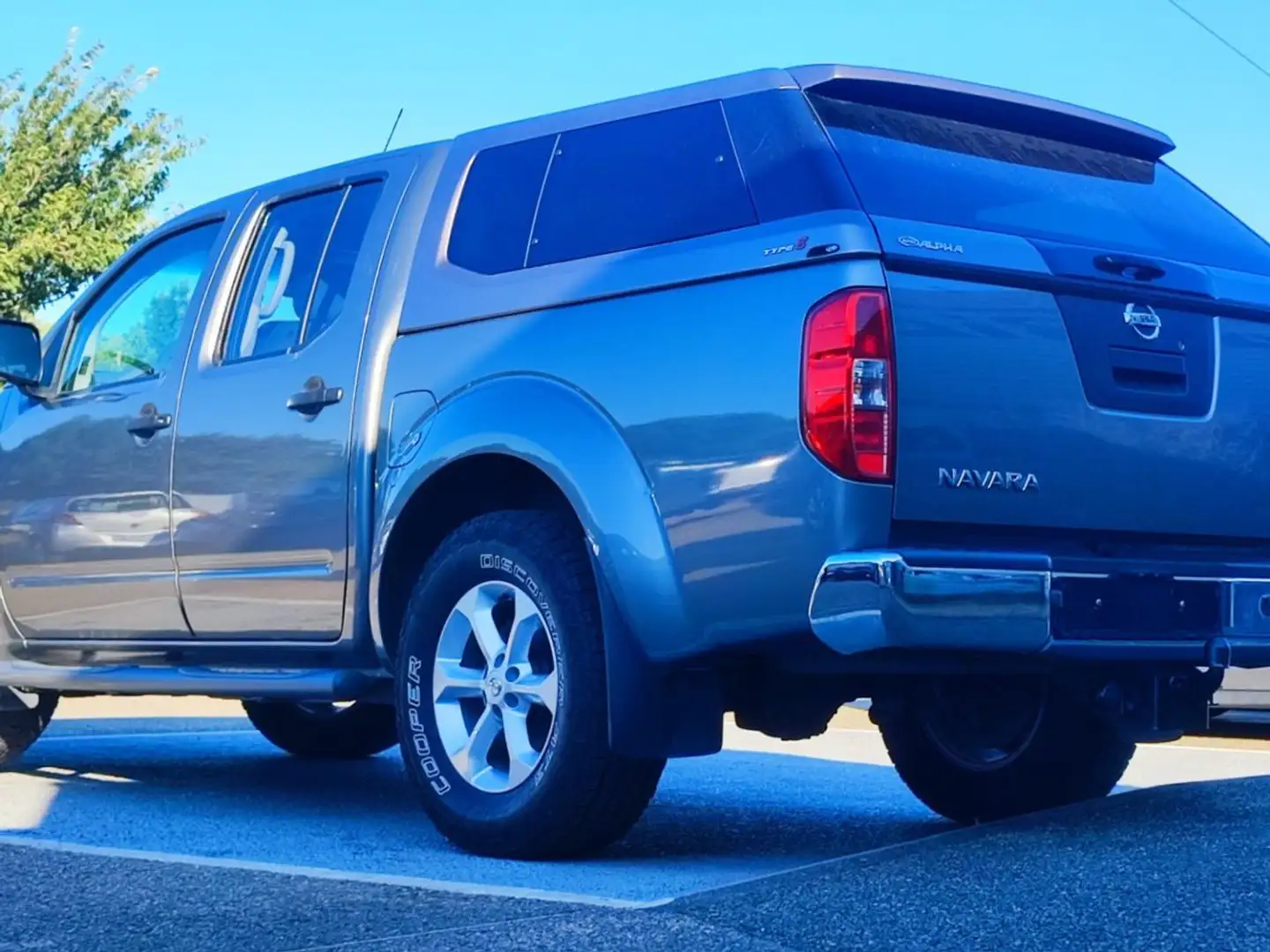 Nissan Navara Pickup 2.5 dci 190 cv 4x4 Double-Cab XE Gris - 2