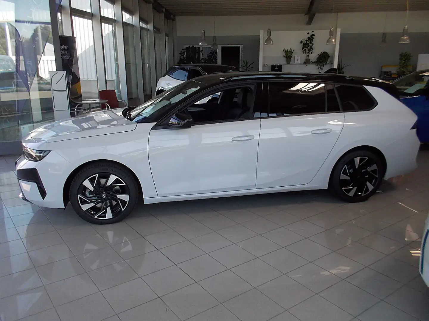 Opel Astra ST 1,2 Turbo MHEV GS Aut. Weiß - 2