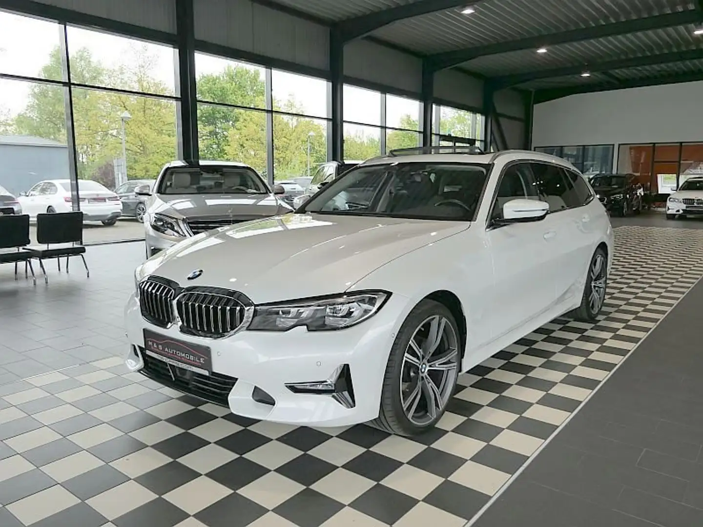 BMW 320 d xDrive Luxury SPORTS*PANO*STDHZG*AHK*KOMFZG*19"* Weiß - 1