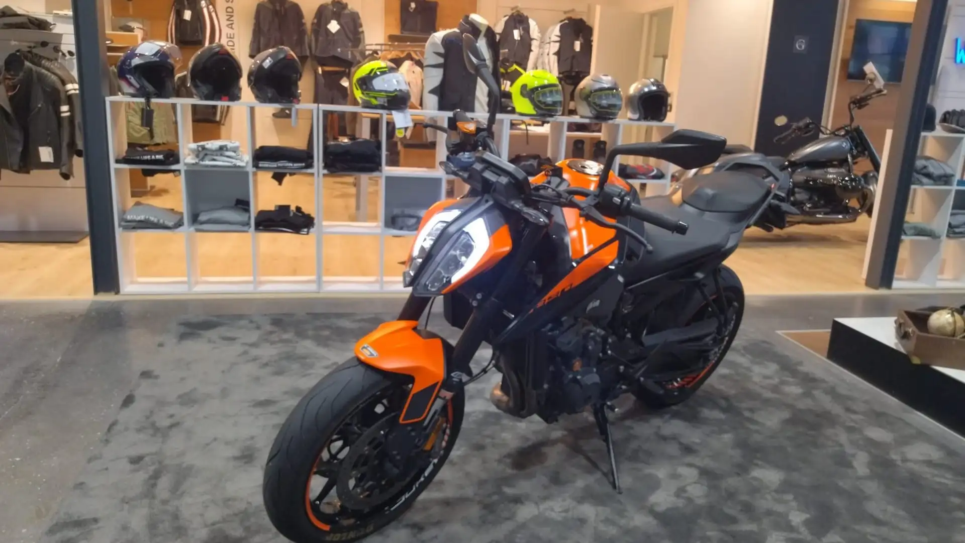 KTM 890 Duke my21 Orange - 1
