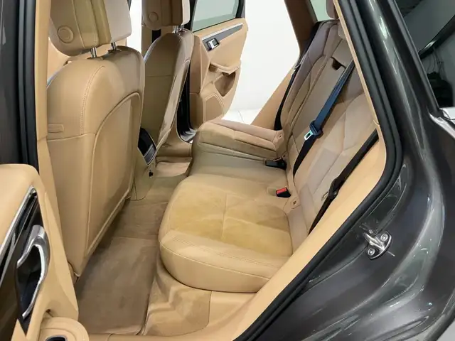 Porsche Macan view 8