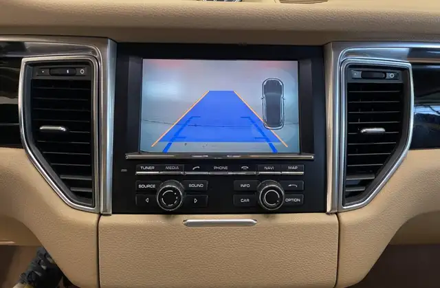 Porsche Macan view 12