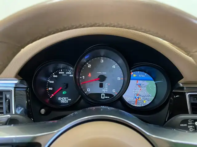 Porsche Macan view 5