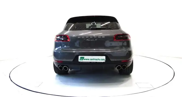 Porsche Macan view 4