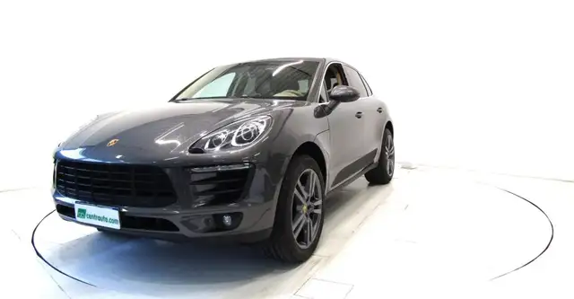 Porsche Macan view 3