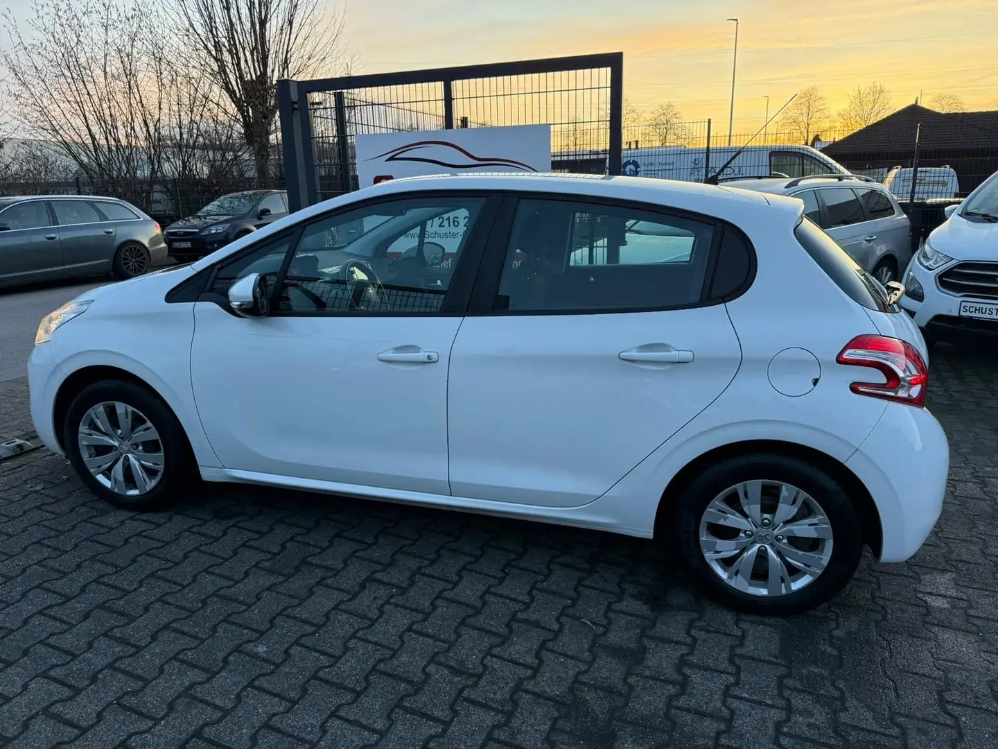 Peugeot 208 Active, orig. 92TKM, Klima, 4-türig weiß TOP Weiß - 2