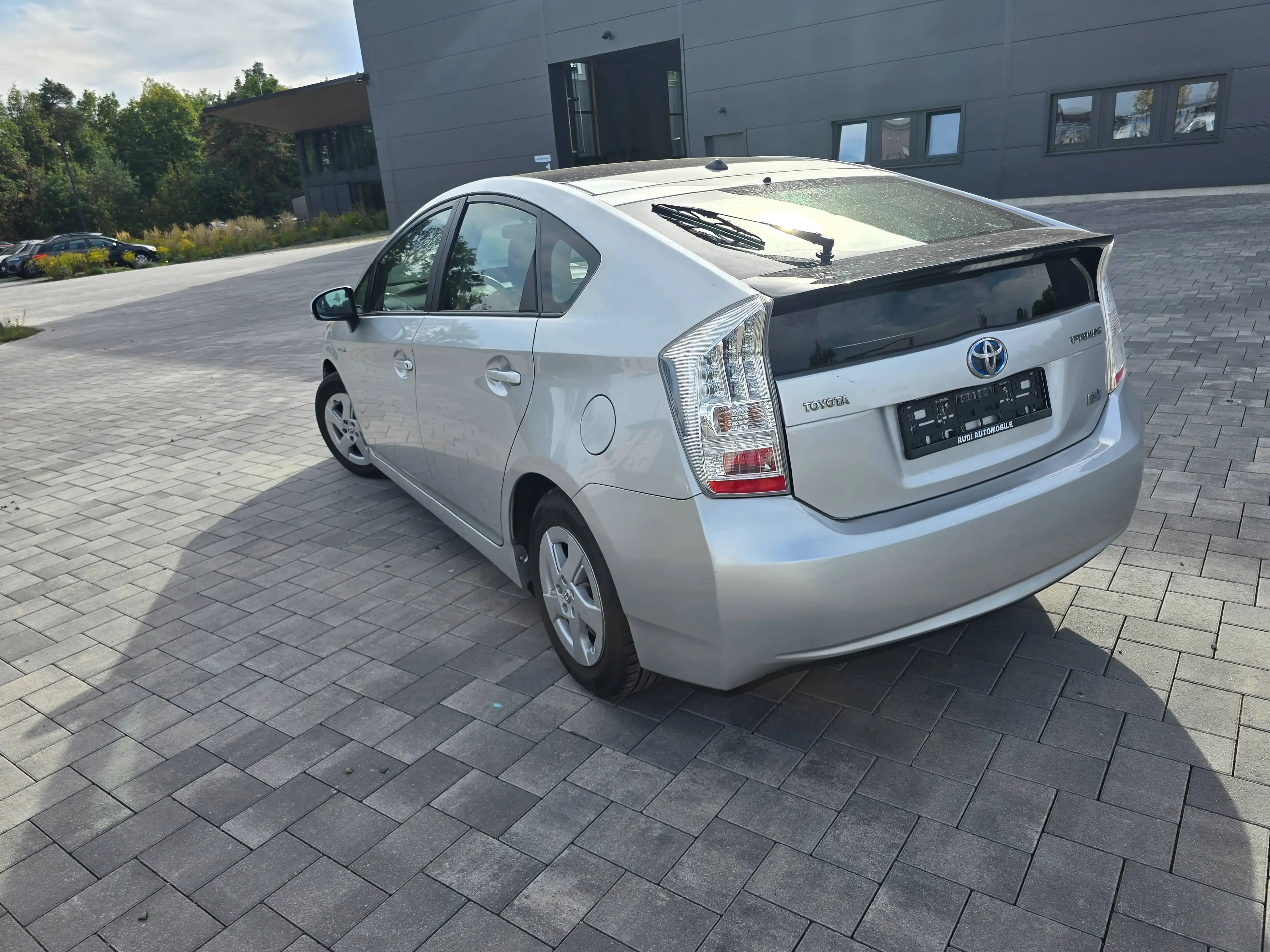 Toyota Prius Life — photo 8