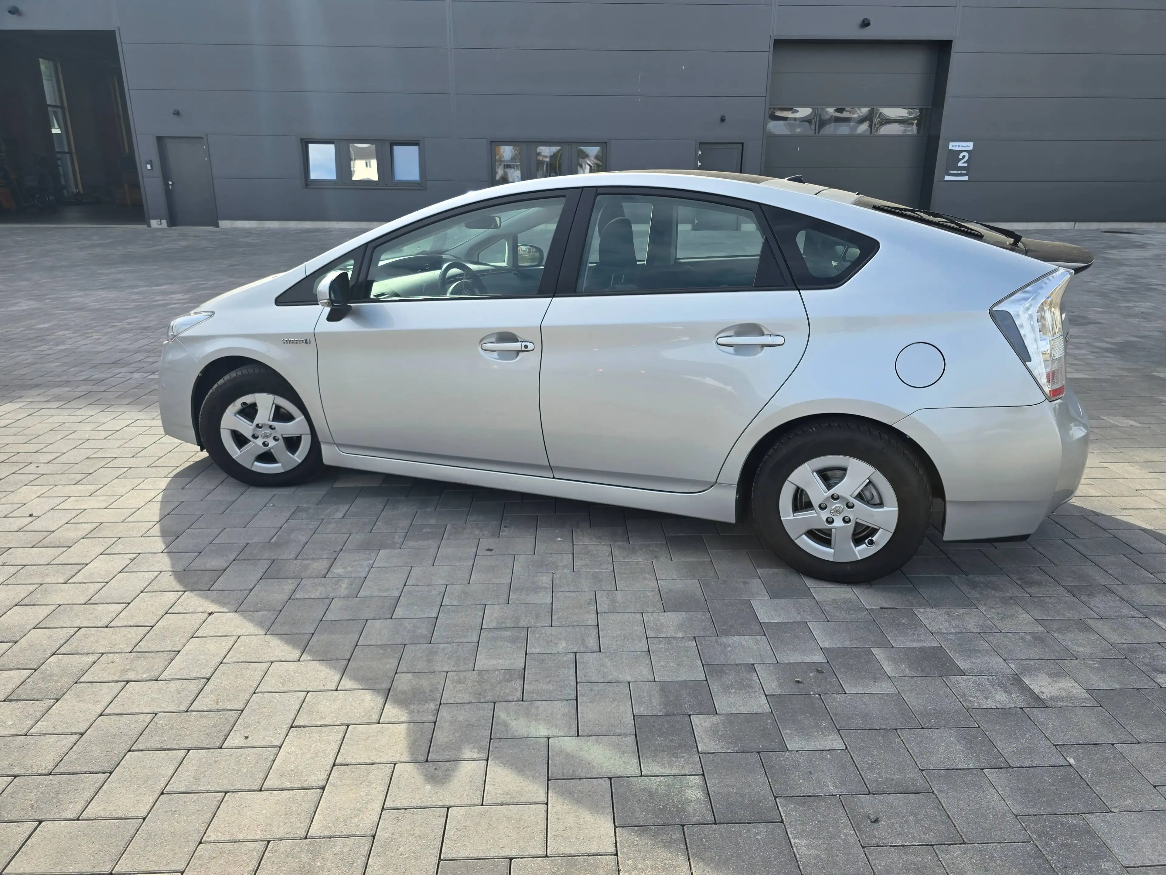 Toyota Prius Life — photo 2