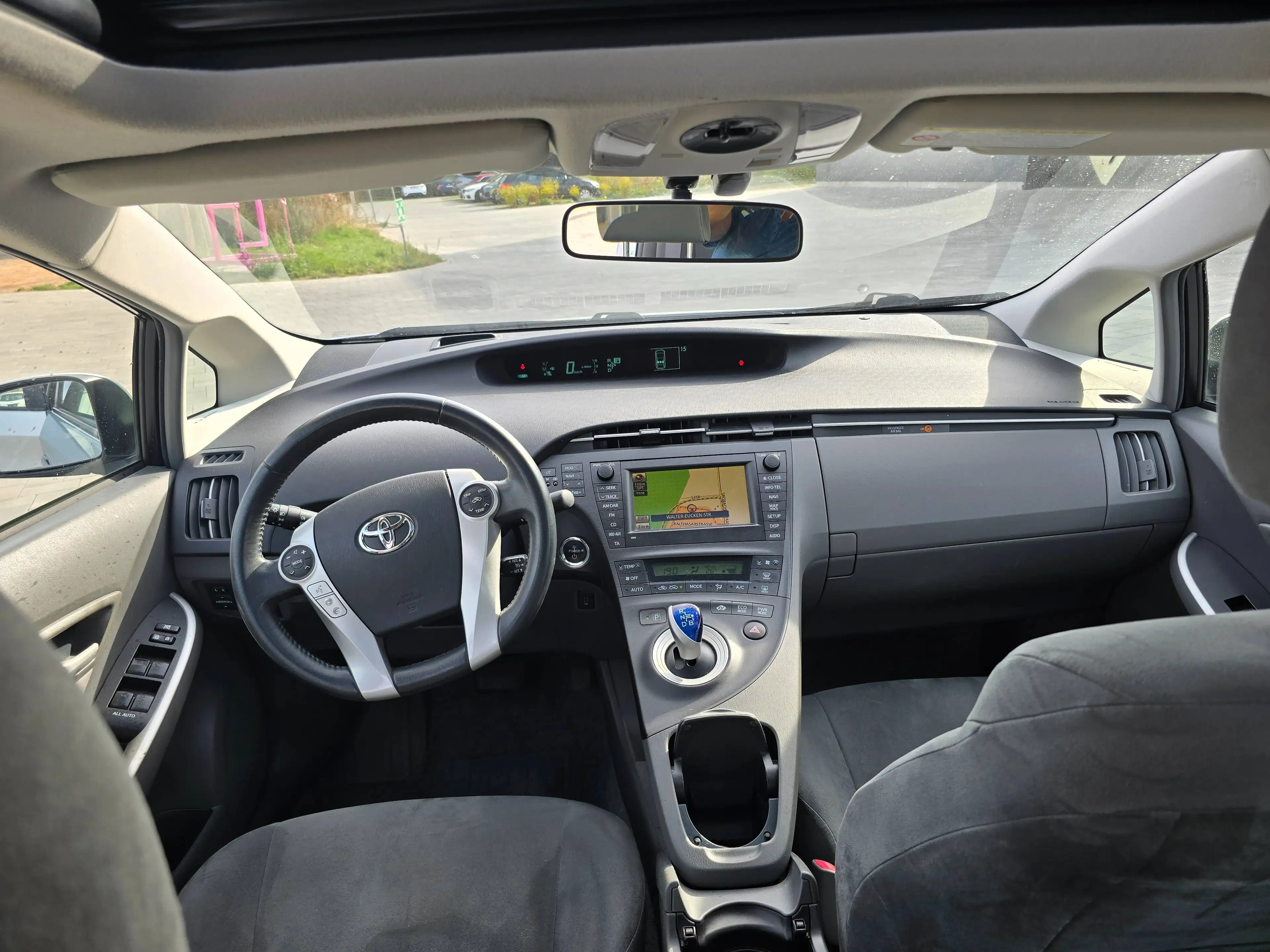Toyota Prius Life — photo 4