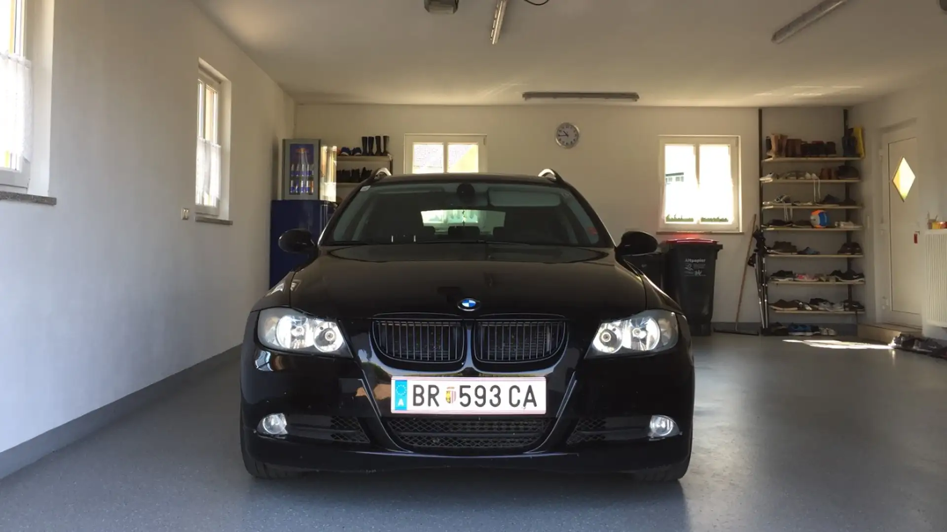 BMW 318 318d Touring Österreich-Paket, pm AHK Schwarz - 1
