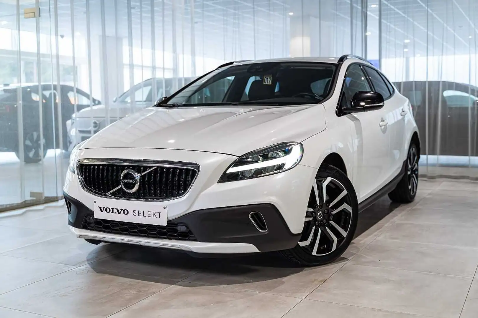 Volvo V40 Cross Country Luxury Edition T3 Auto Blanc - 1