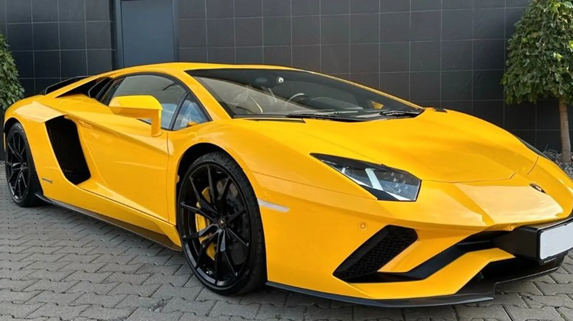 Lamborghini Aventador LP740-4 S Yellow - 2