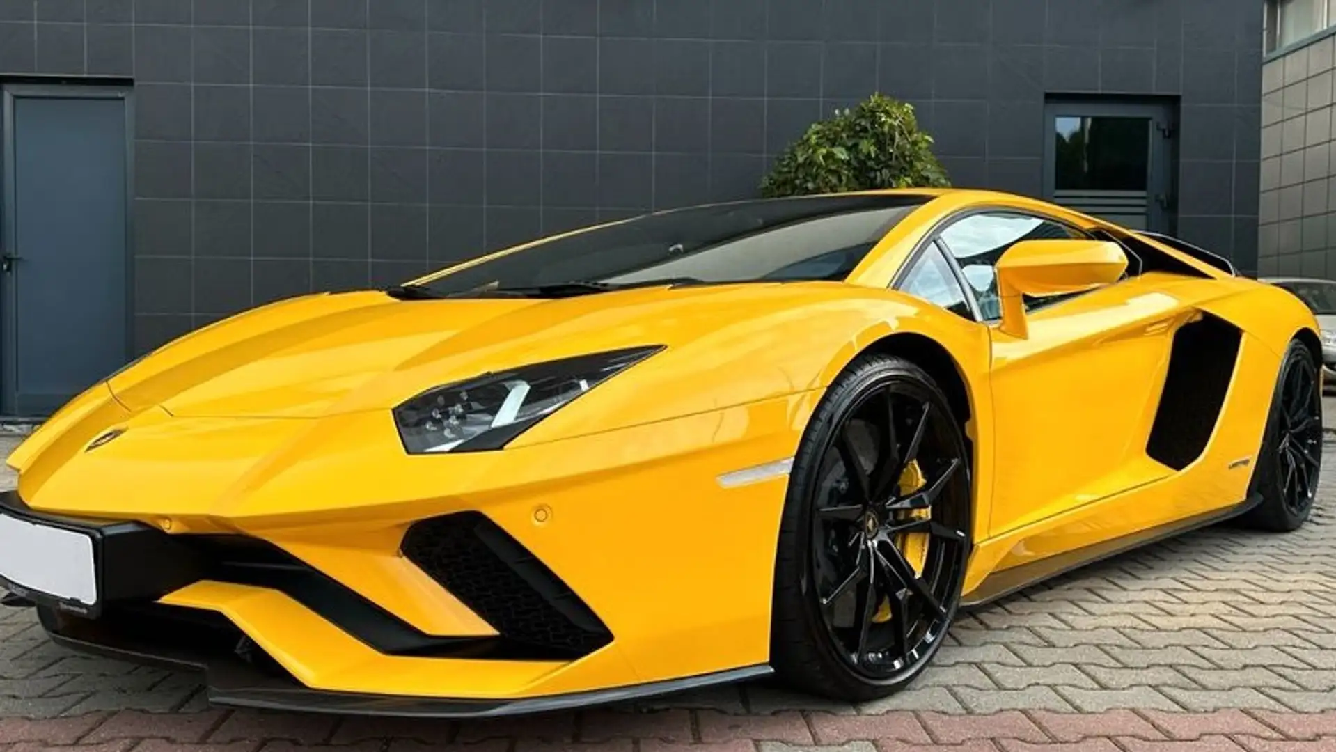 Lamborghini Aventador LP740-4 S Yellow - 1