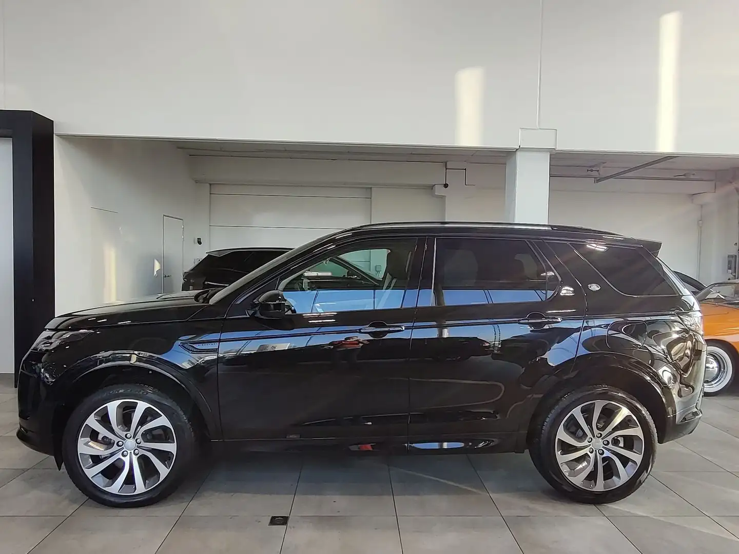 Land Rover Discovery Sport R-Design / 309 PK / Schwarz - 2