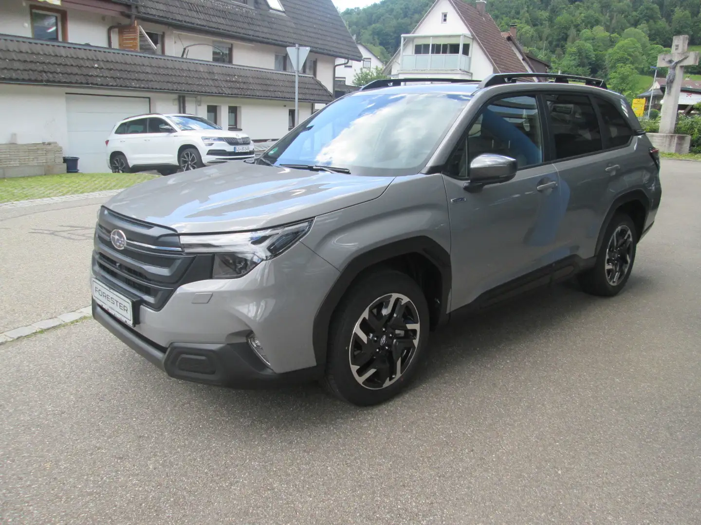 Subaru Forester 2.0 ie e-Boxer, Exclusive, AHK Gris - 2