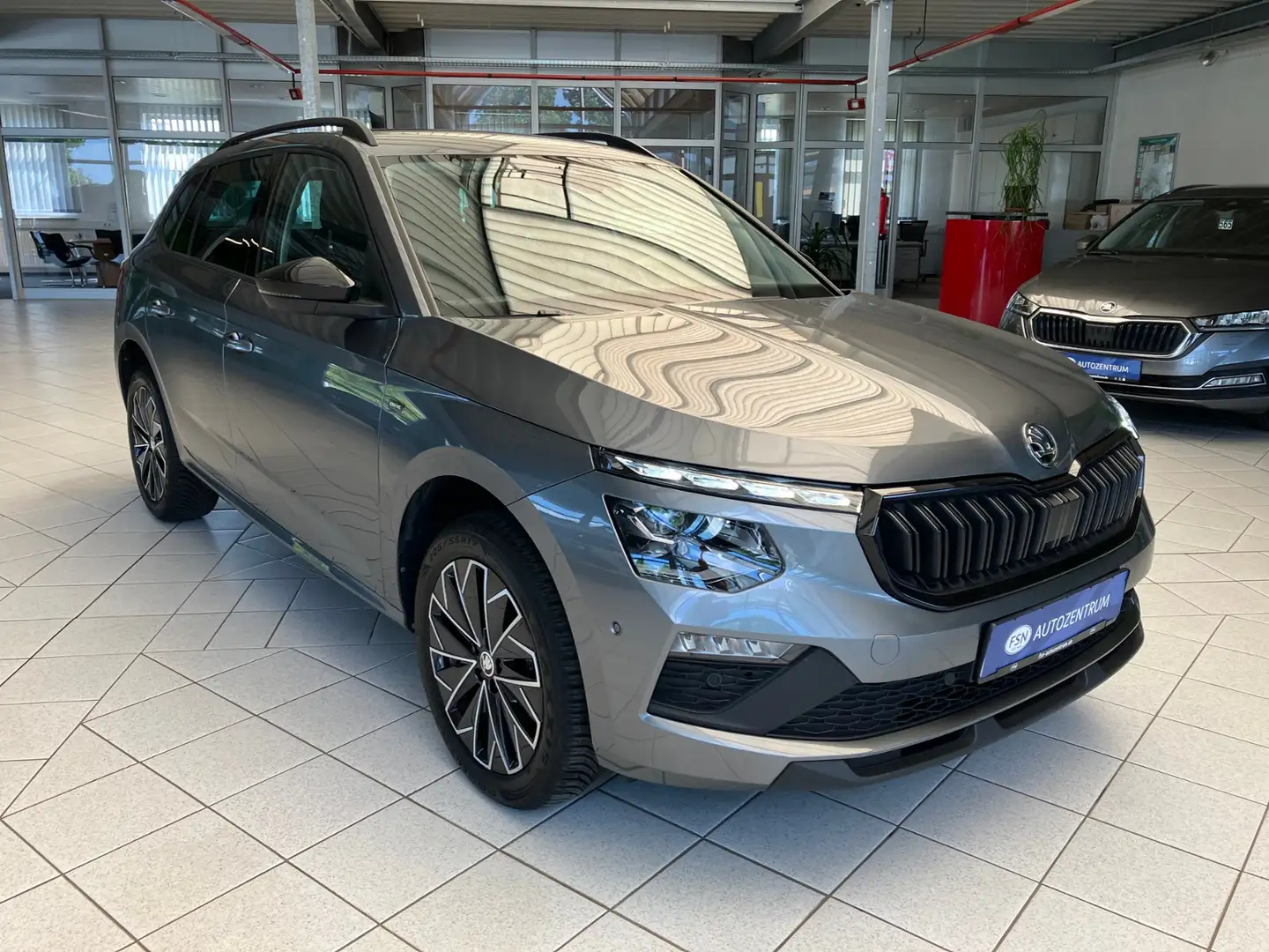 Skoda Kamiq 1.0 TSI Selection DSG AHK NAVI RFK LED Grijs - 2