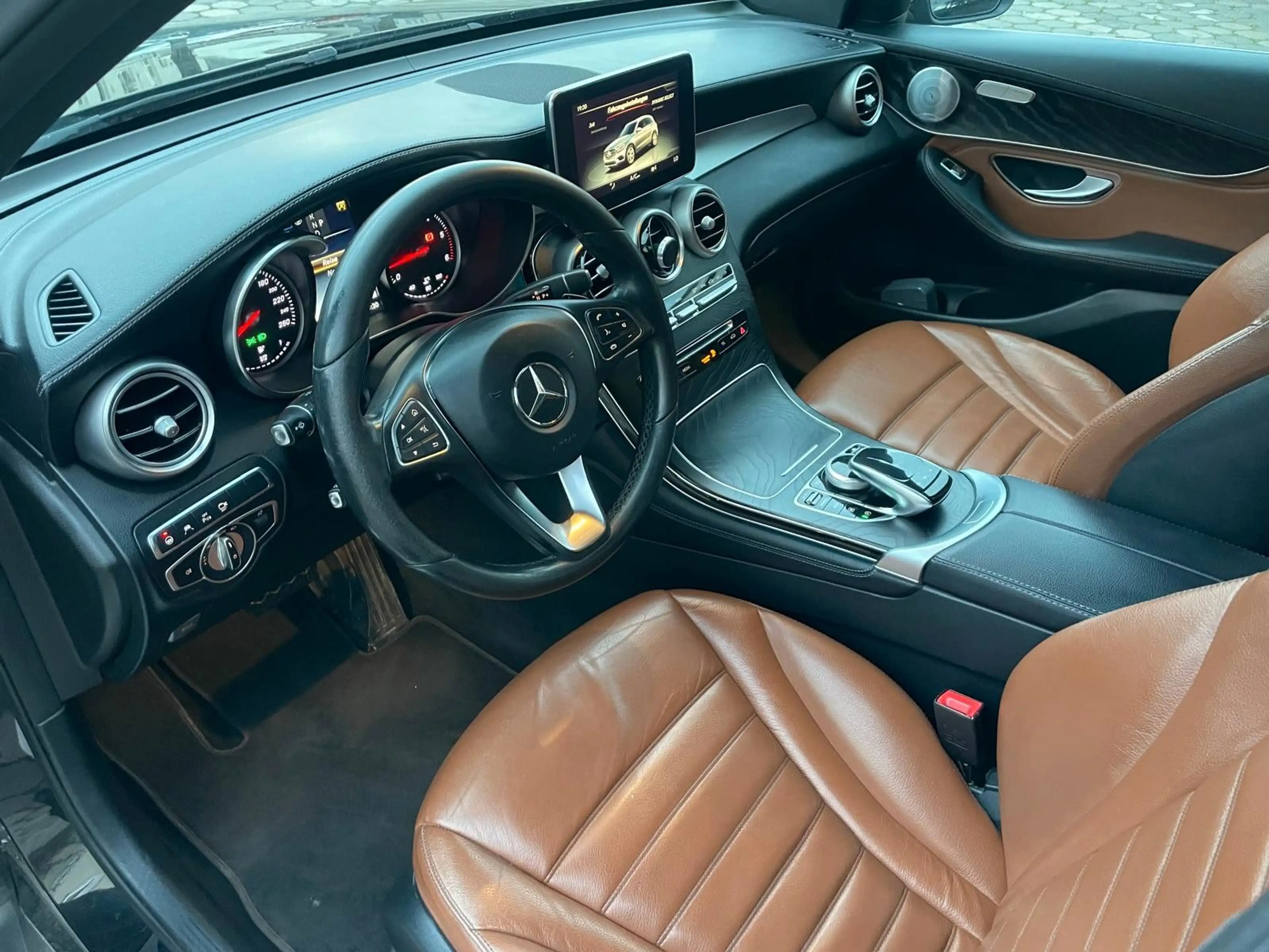 Mercedes-Benz GLC 350 d 4Matic *AMG Leder LED Kamera 360 AHK* — photo 9