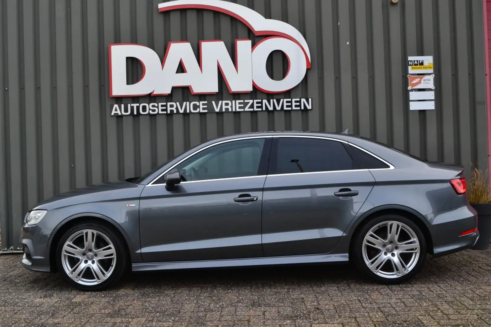 Audi A3 Limousine 1.4 TFSI 150 PK S-Line LED/Navi/Keyless/ Grijs - 2