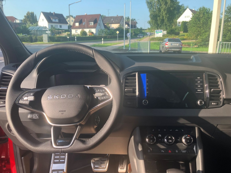 Skoda Karoq 1,5TSi Sportline DSG GV5 Sound AHK Navi Matrix ACC