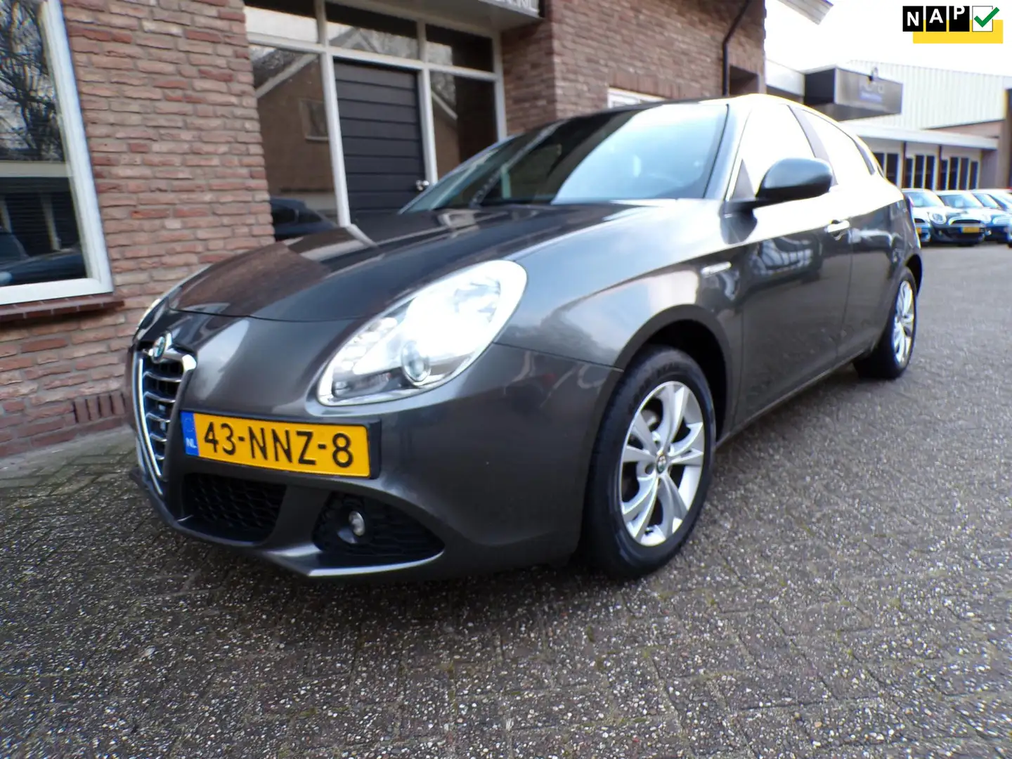 Alfa Romeo Giulietta 1.4 T Distinctive Grijs - 1