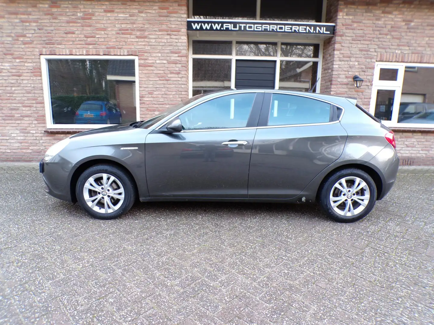 Alfa Romeo Giulietta 1.4 T Distinctive Grijs - 2