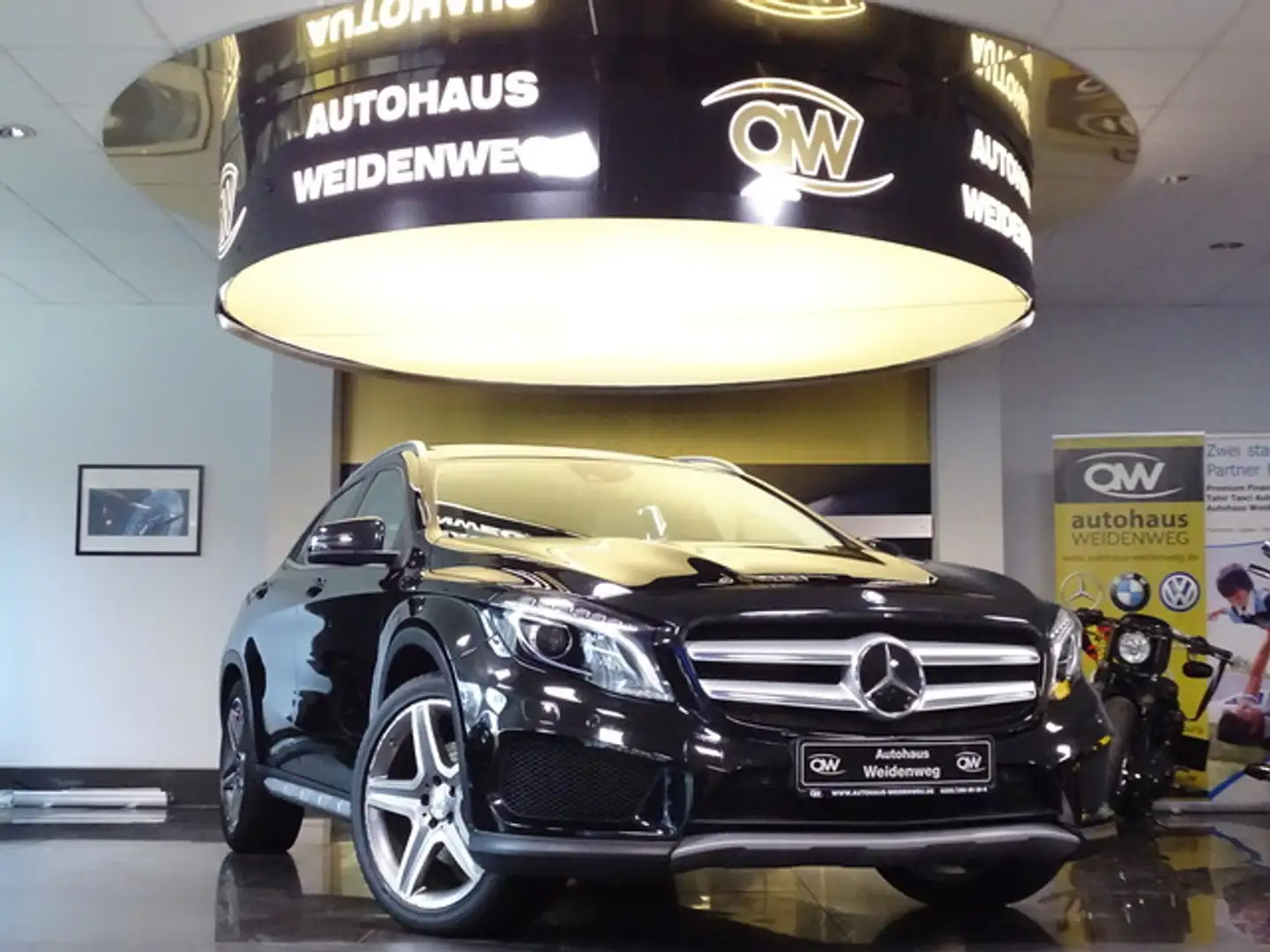 Mercedes-Benz GLA 250 AMG 4Matic Pano Navi Leder Xenon PDC SHZ Schwarz - 2