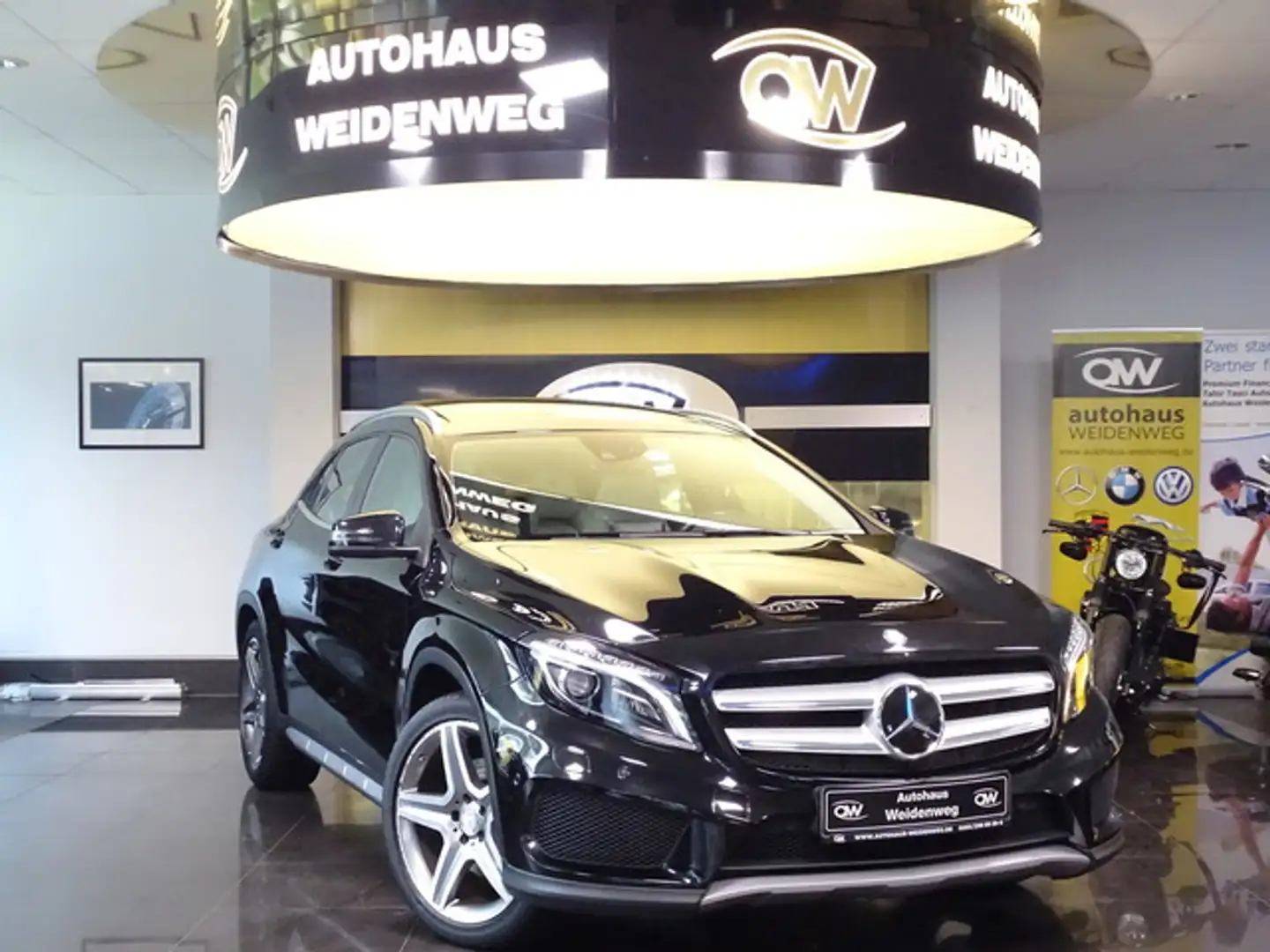 Mercedes-Benz GLA 250 AMG 4Matic Pano Navi Leder Xenon PDC SHZ Schwarz - 1