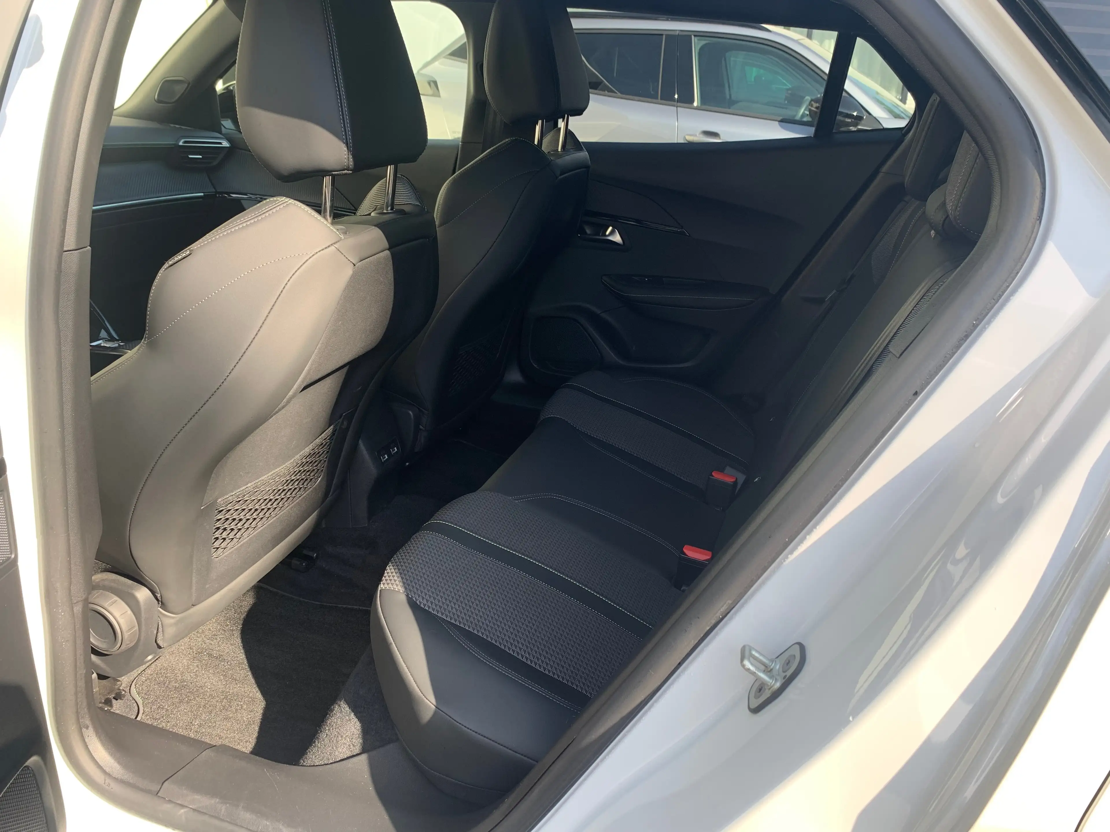 Peugeot e-2008 EV GT 50 kWh SOH 94% | Airco | Camera | Cruise Con — photo 31