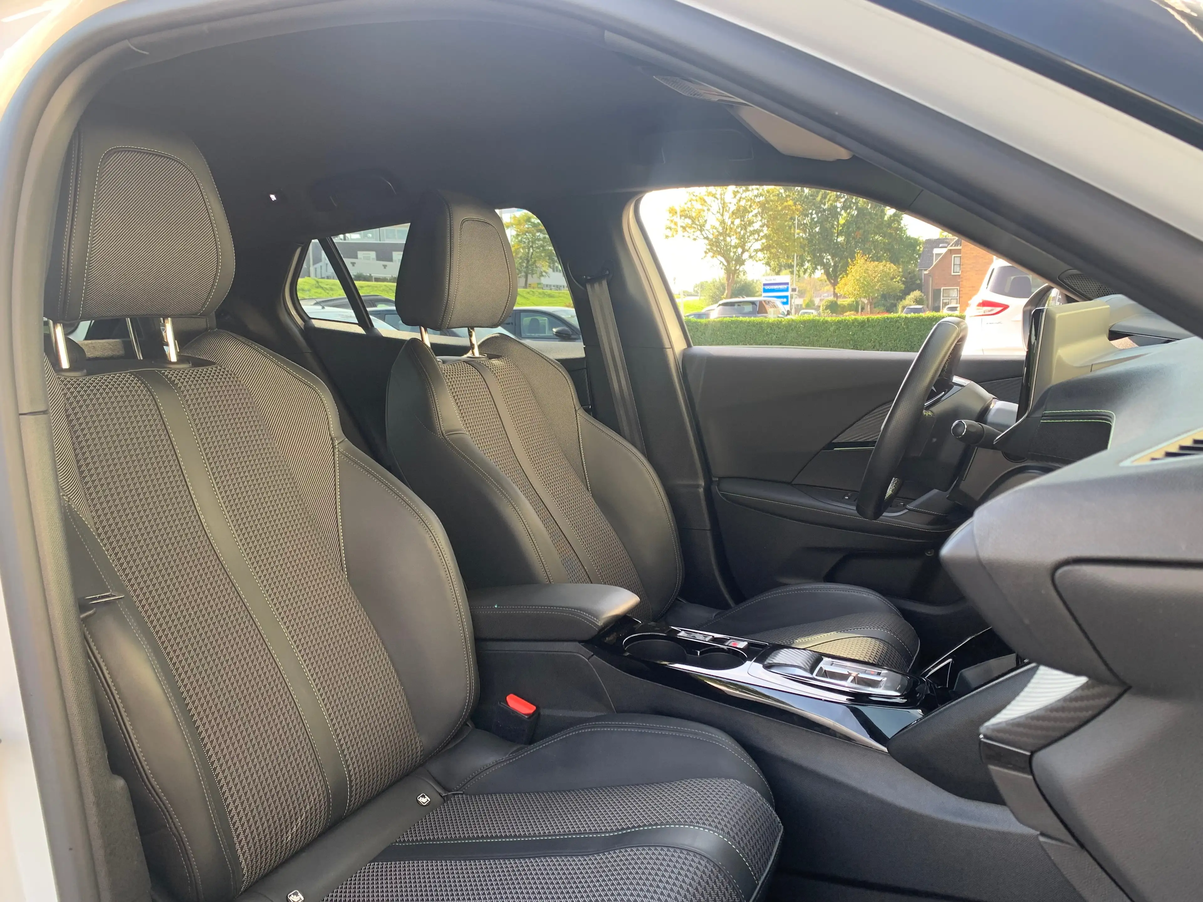 Peugeot e-2008 EV GT 50 kWh SOH 94% | Airco | Camera | Cruise Con — photo 32